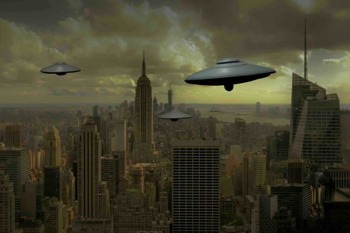 Photographie d'exposition 2025 : ovnis survolant une ville futuriste ou New York, ambiance science-fiction, invasion extra-terrestre.